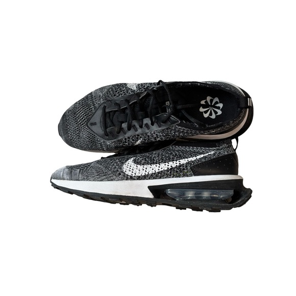 Nike Women’s AirMax Flyknit Racers size 8.5 EUC  black and white - Picture 1 of 6